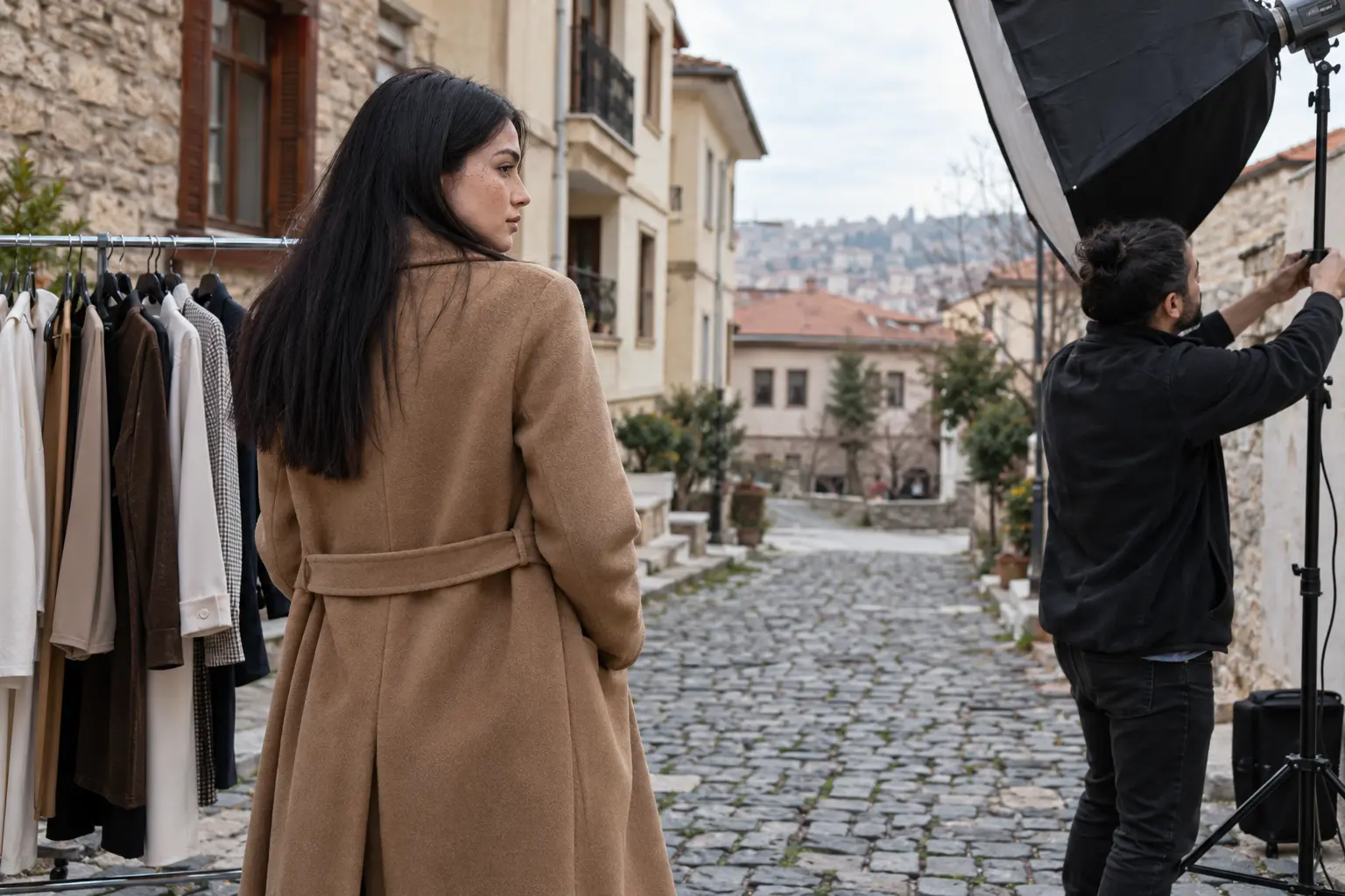 Ankara’da taş sokakta katalog çekimine hazırlanan kadın model ve ışığı ayarlayan fotoğrafçı.