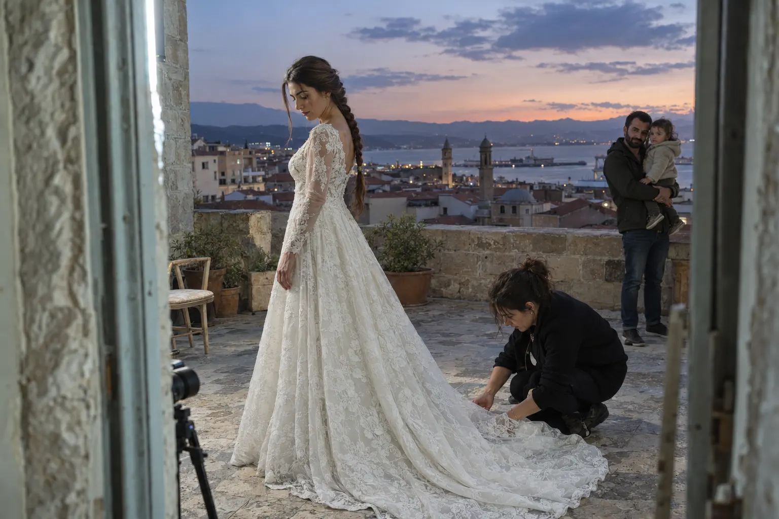 İzmir'de gün batımında bir çatı terasında gelinlik çekimine hazırlanan yetişkin model.
